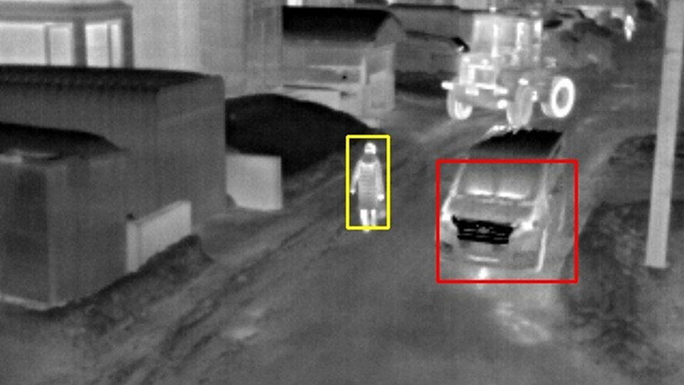図２．遠赤外線カメラで人や車を検知した映像　